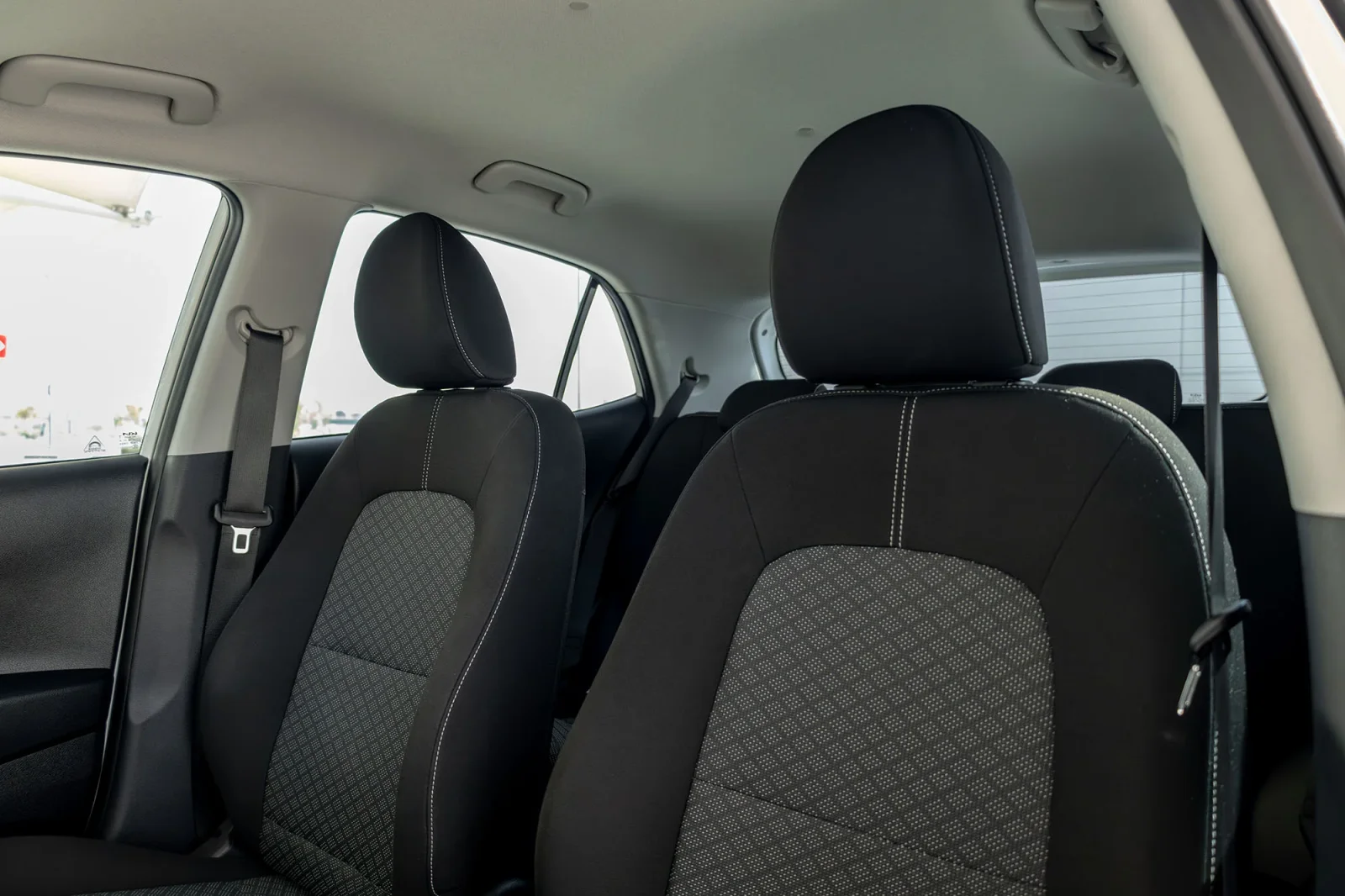 Huren Kia Picanto  Wit 2026 in Abu Dhabi - 5 
