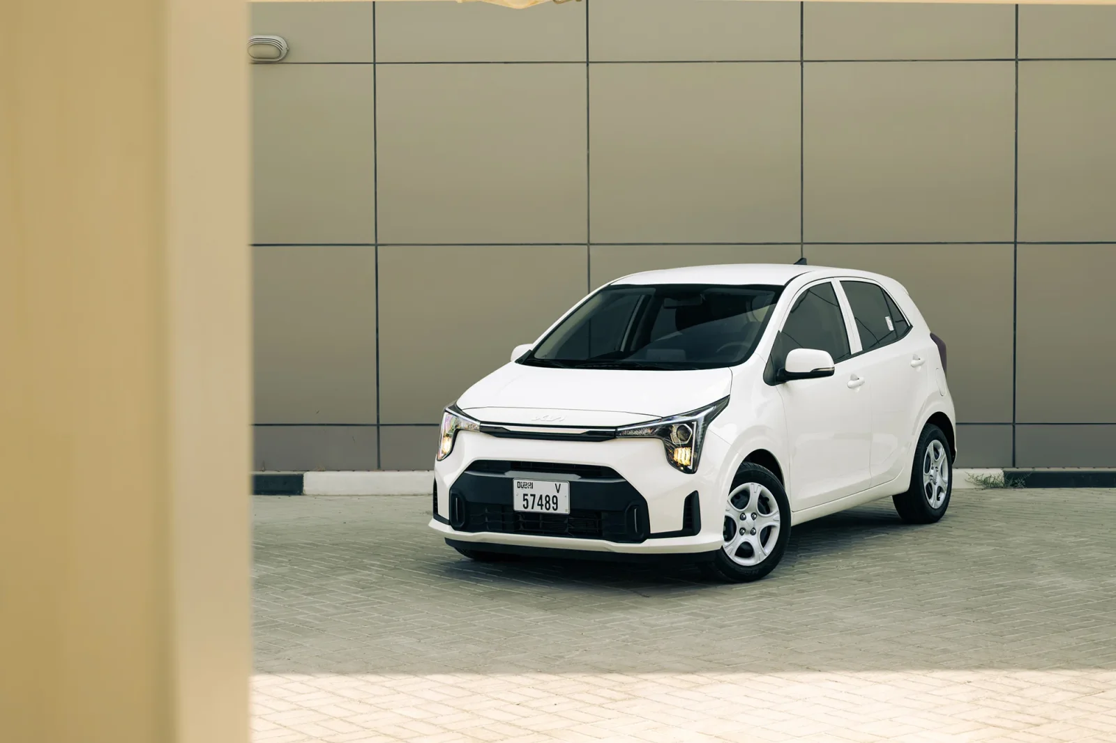 Huren Kia Picanto  Wit 2026 in Abu Dhabi - 2 