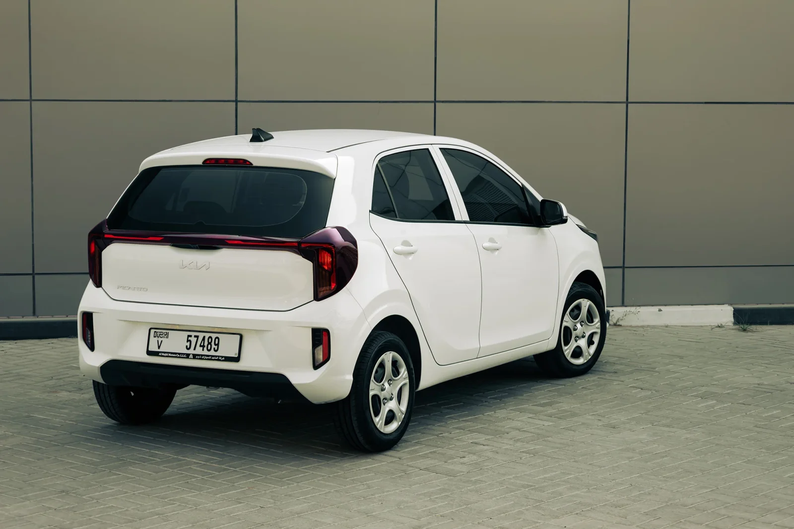 Huren Kia Picanto  Wit 2026 in Abu Dhabi - 7 