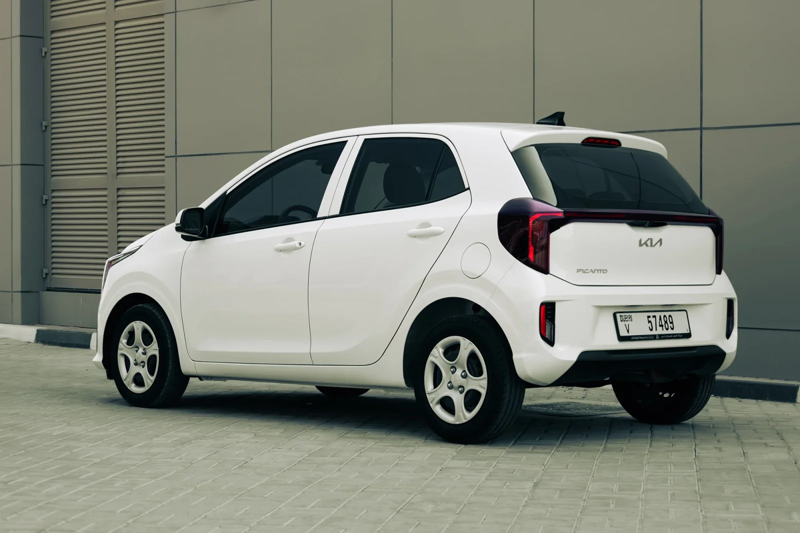 Huren Kia Picanto  Wit 2026 in Abu Dhabi - 12 