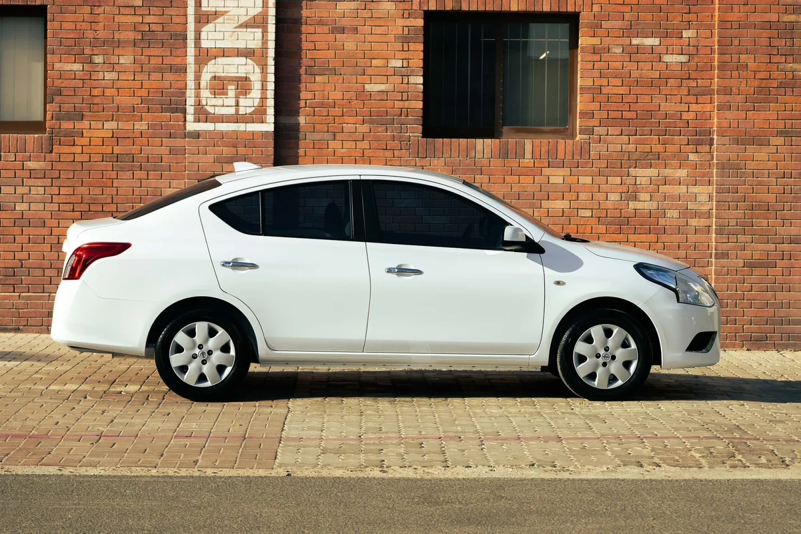 Huren Nissan Sunny  Wit 2026 in Abu Dhabi - 9 