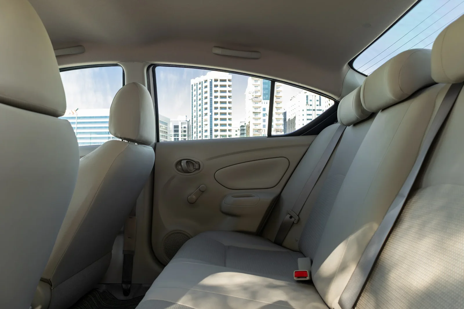 Huren Nissan Sunny  Wit 2026 in Abu Dhabi - 13 