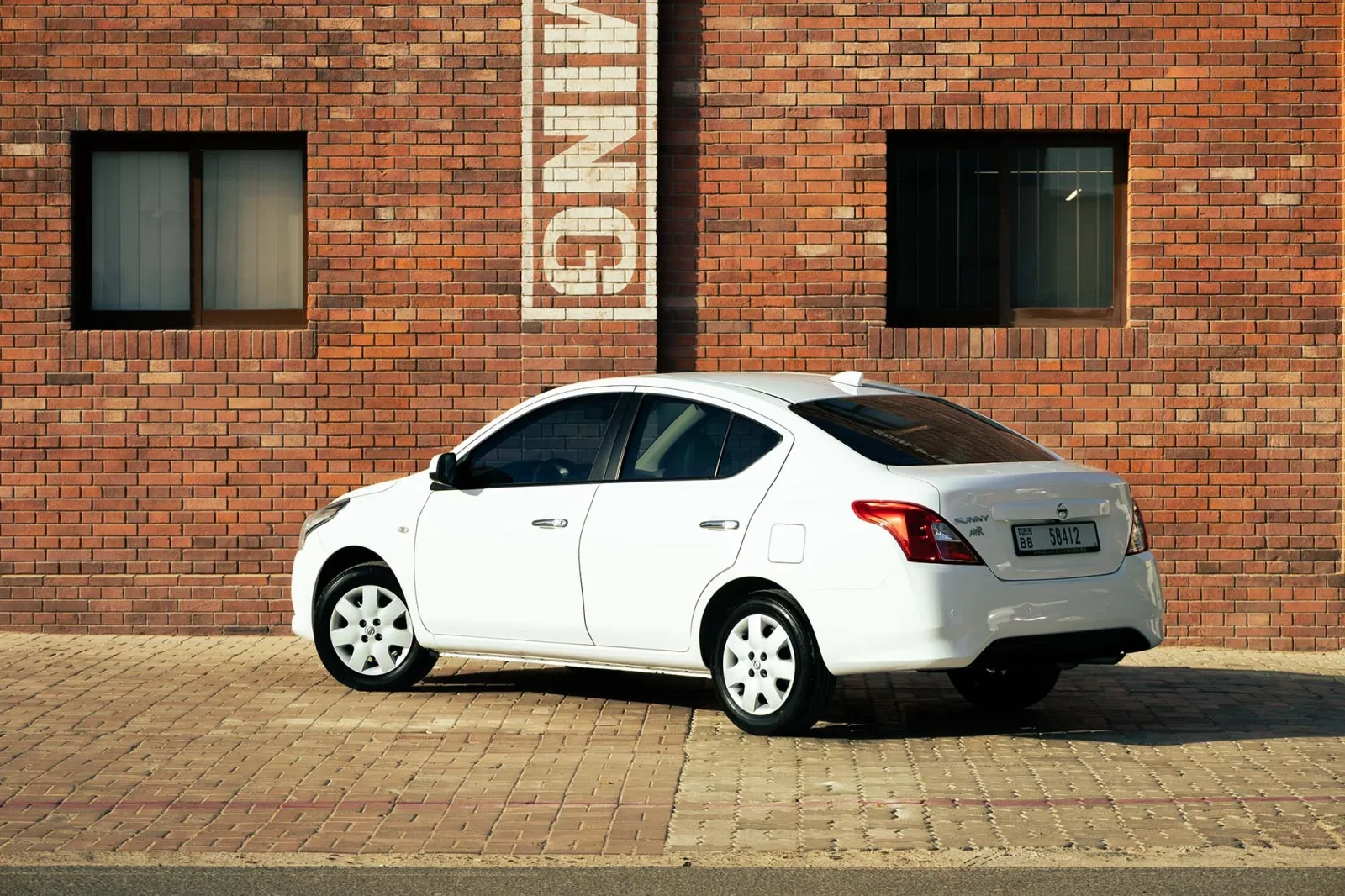 Huren Nissan Sunny  Wit 2026 in Abu Dhabi - 8 