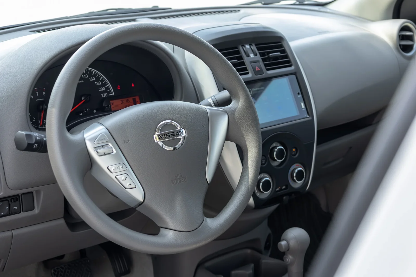 Huren Nissan Sunny  Wit 2026 in Abu Dhabi - 5 