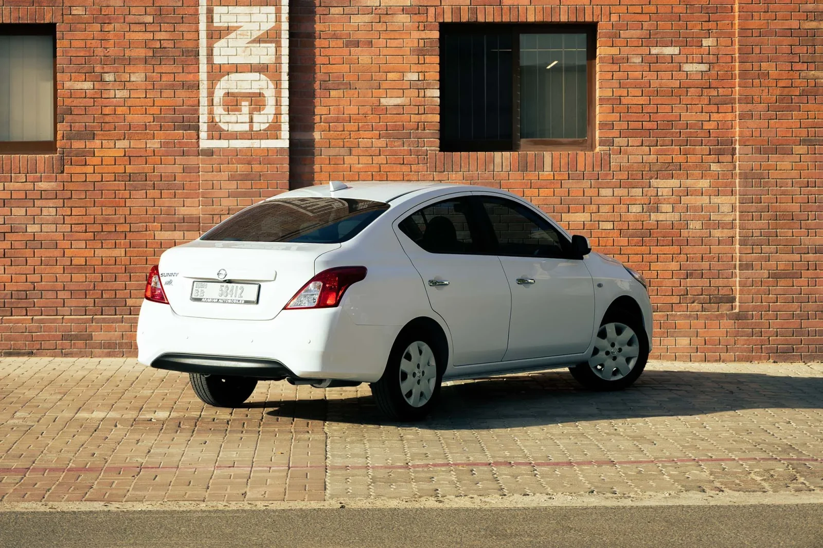 Huren Nissan Sunny  Wit 2026 in Abu Dhabi - 10 
