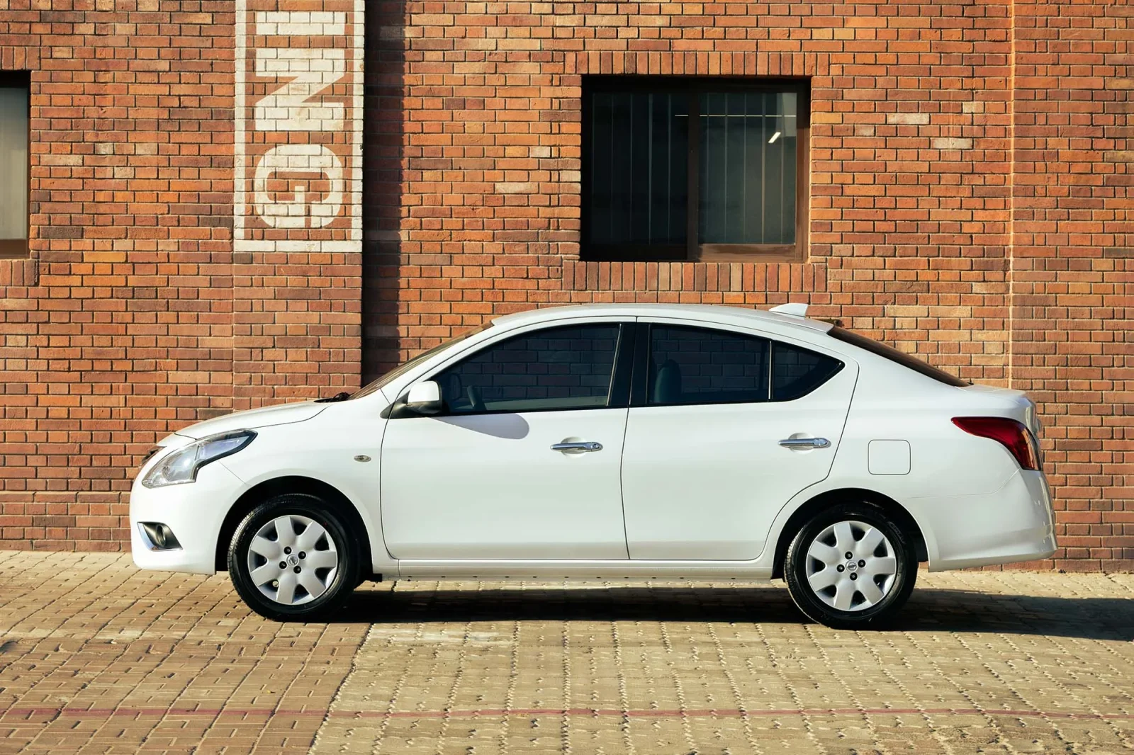 Huren Nissan Sunny  Wit 2026 in Abu Dhabi - 3 