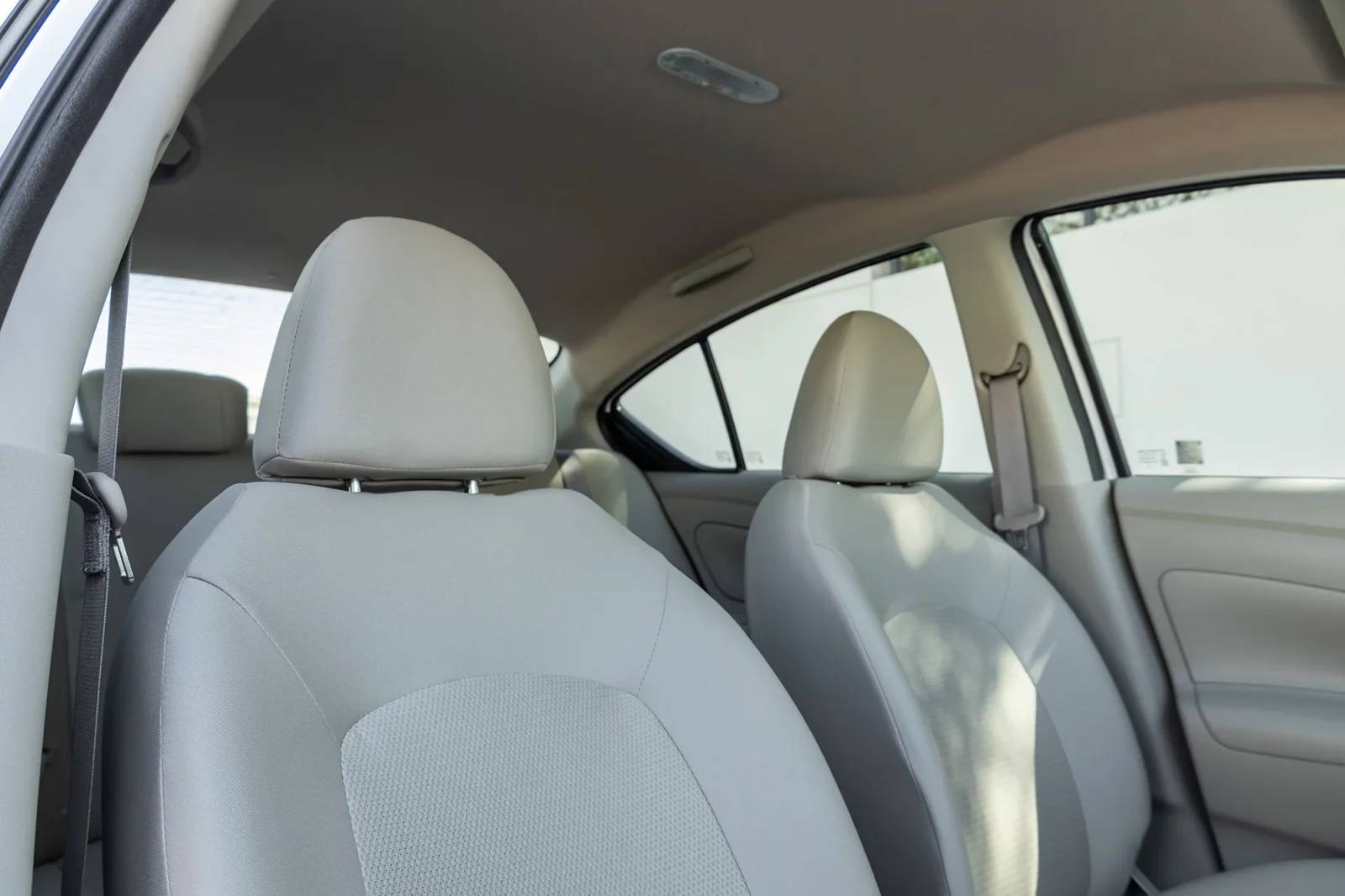 Huren Nissan Sunny  Wit 2026 in Abu Dhabi - 6 