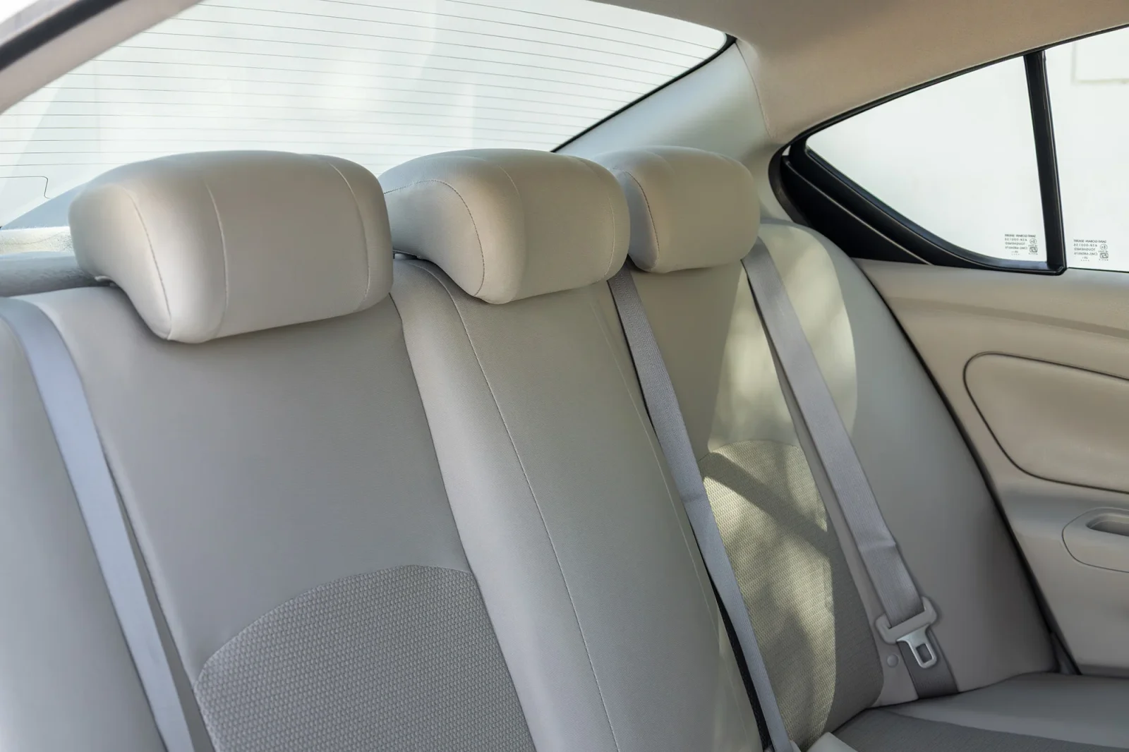 Huren Nissan Sunny  Wit 2026 in Abu Dhabi - 7 