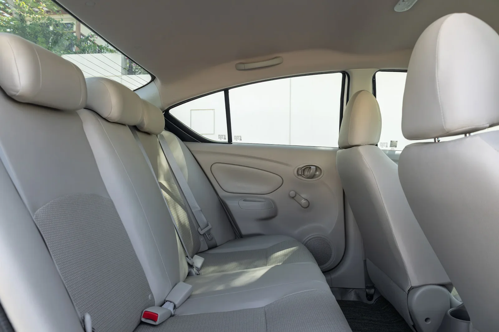 Huren Nissan Sunny  Wit 2026 in Abu Dhabi - 7 