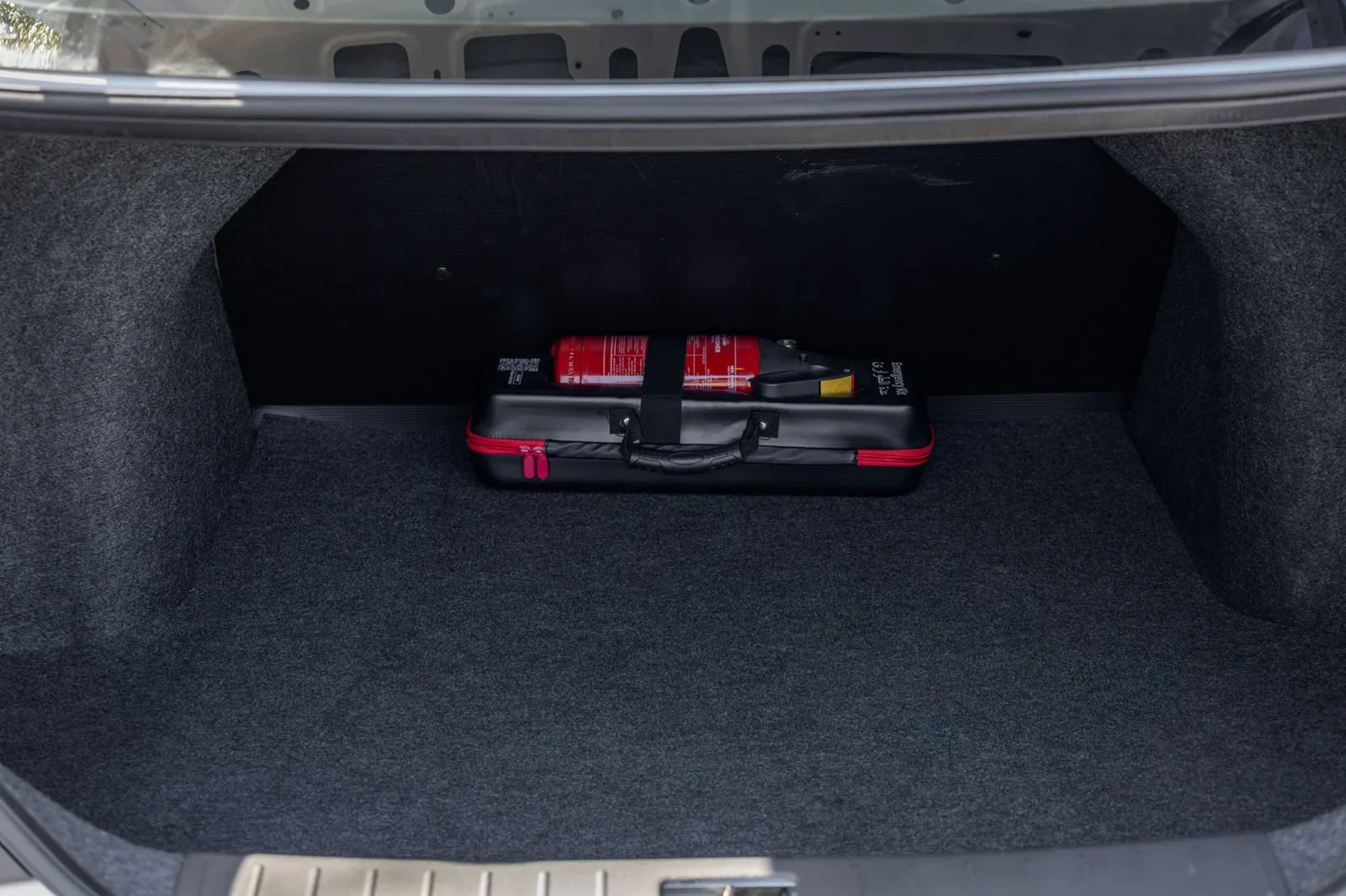 Huren Nissan Sunny  Wit 2026 in Abu Dhabi - 15 