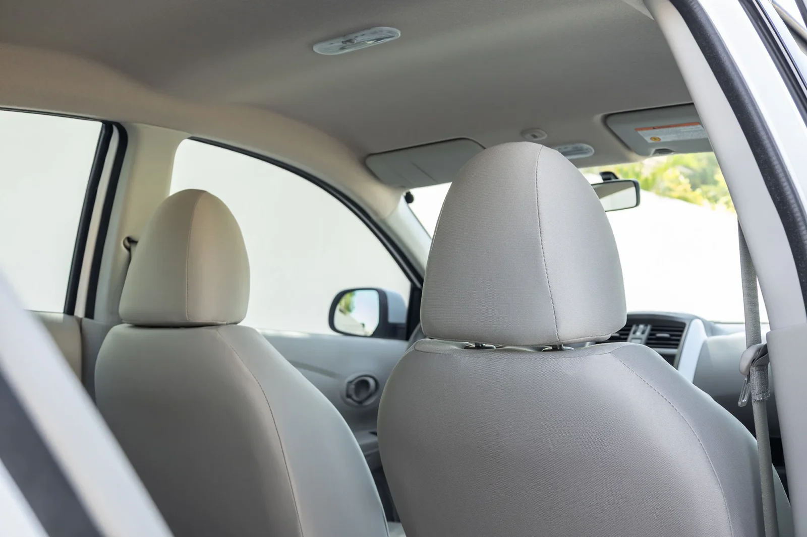 Huren Nissan Sunny  Wit 2026 in Abu Dhabi - 13 