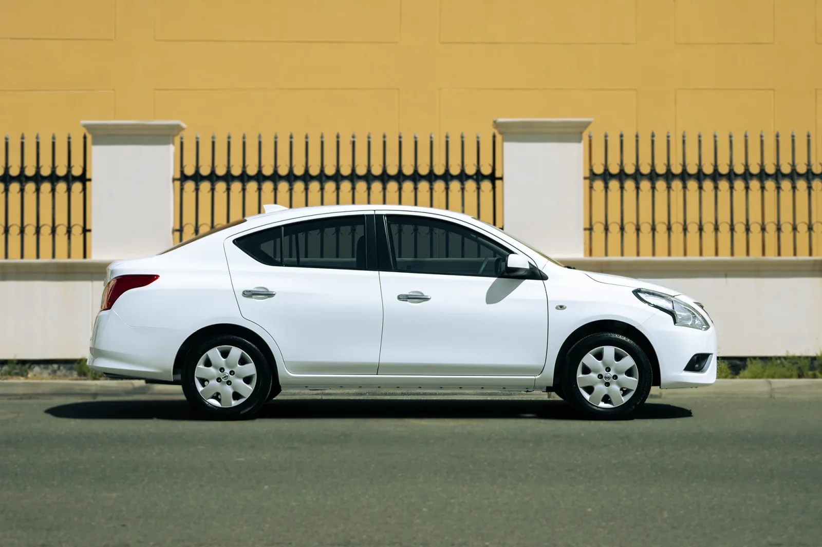 Huren Nissan Sunny  Wit 2026 in Abu Dhabi - 10 