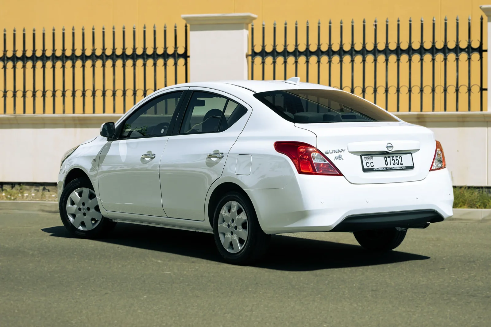 Huren Nissan Sunny  Wit 2026 in Abu Dhabi - 3 