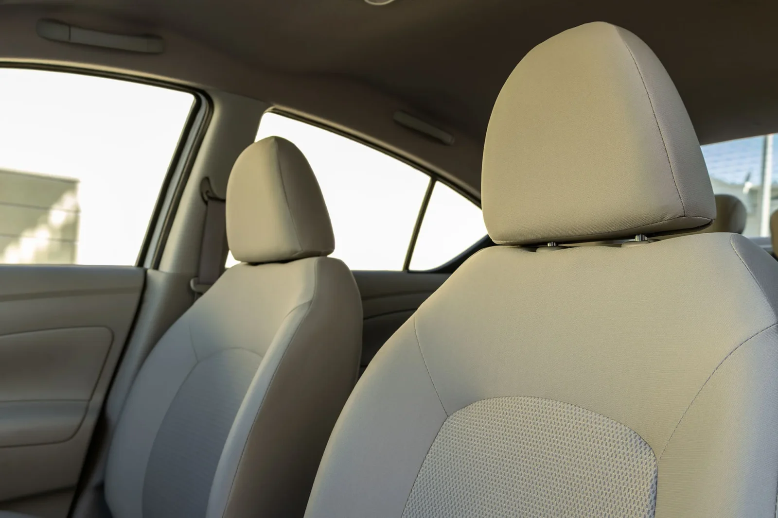 Huren Nissan Sunny  Wit 2026 in Abu Dhabi - 5 