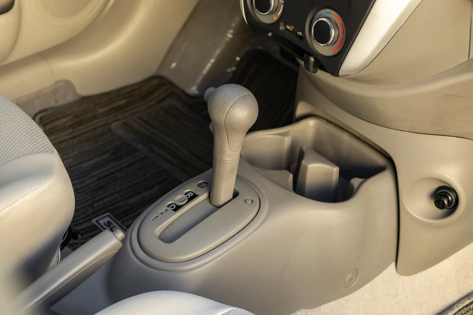 Huren Nissan Sunny  Wit 2026 in Abu Dhabi - 13 