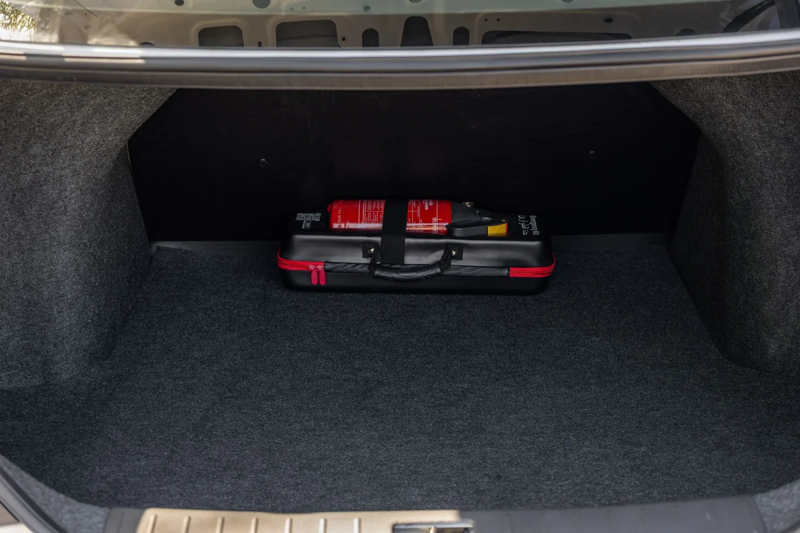 Huren Nissan Sunny  Wit 2026 in Abu Dhabi - 16 