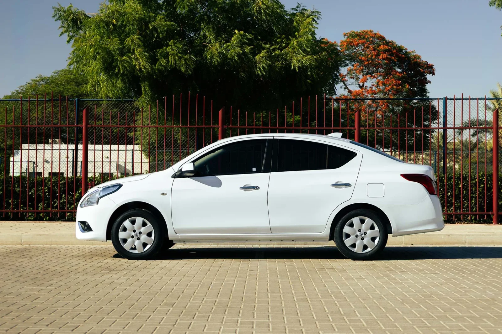 Huren Nissan Sunny  Wit 2026 in Abu Dhabi - 10 