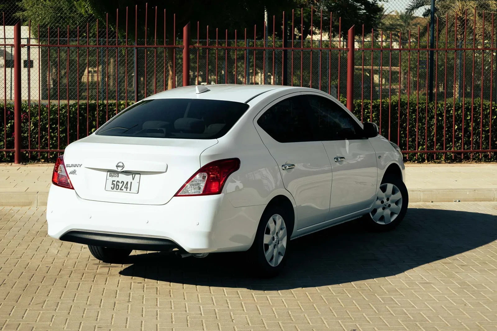 Huren Nissan Sunny  Wit 2026 in Abu Dhabi - 7 