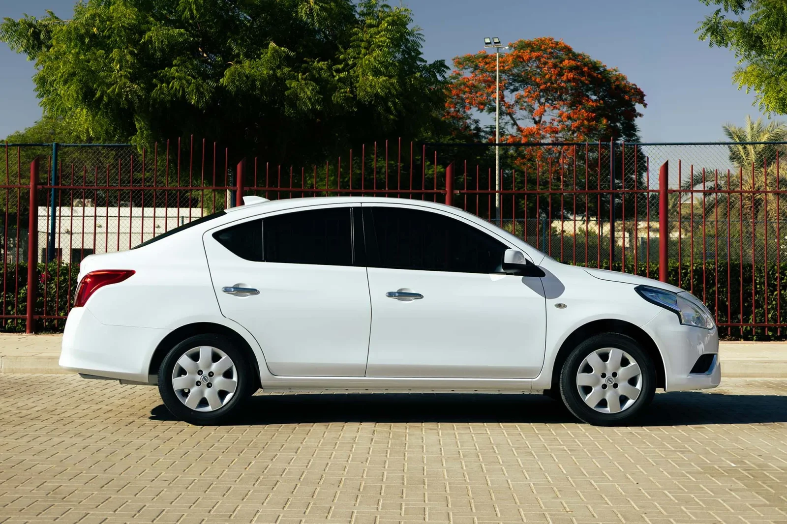 Huren Nissan Sunny  Wit 2026 in Abu Dhabi - 3 