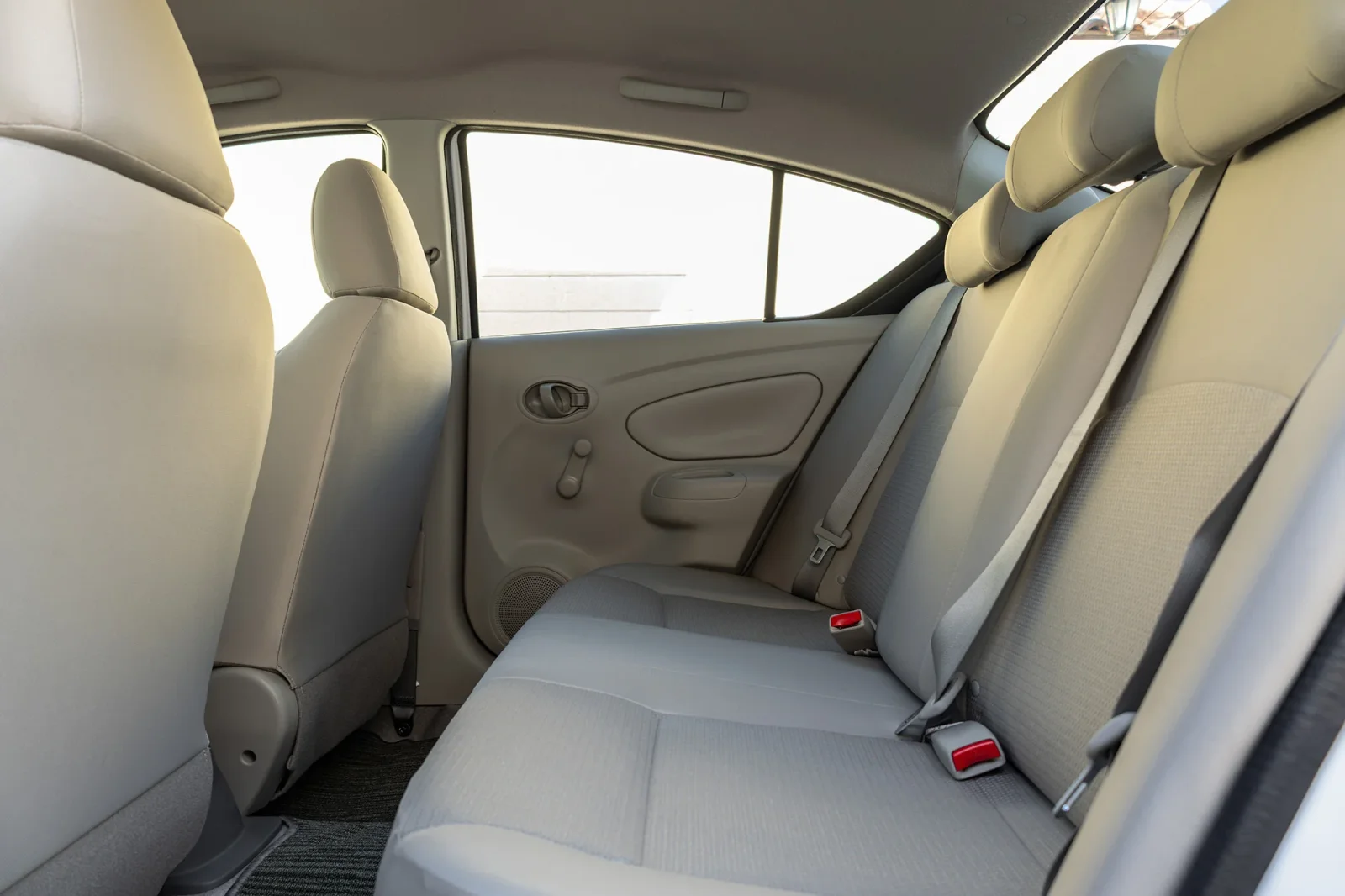 Huren Nissan Sunny  Wit 2026 in Abu Dhabi - 14 