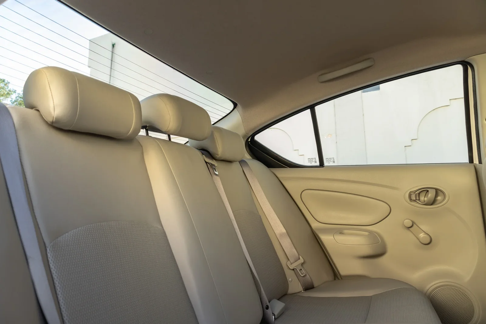 Huren Nissan Sunny  Wit 2026 in Abu Dhabi - 6 