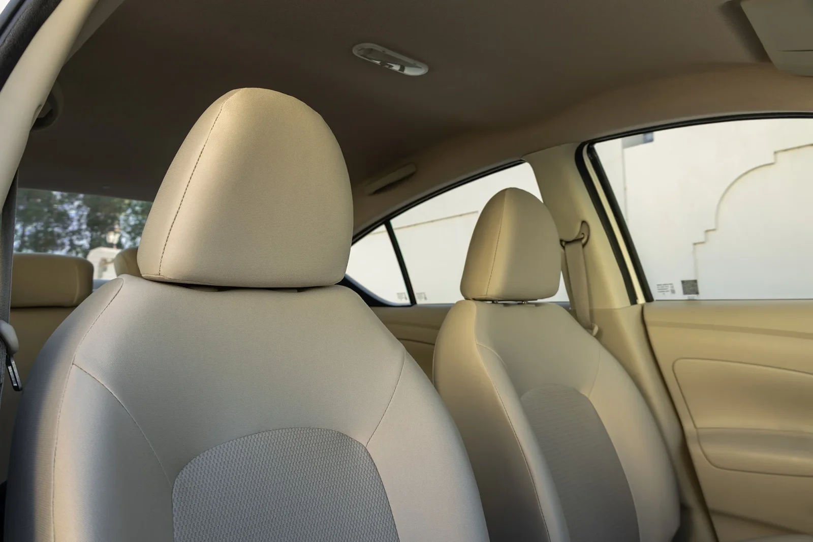 Huren Nissan Sunny  Wit 2026 in Abu Dhabi - 12 