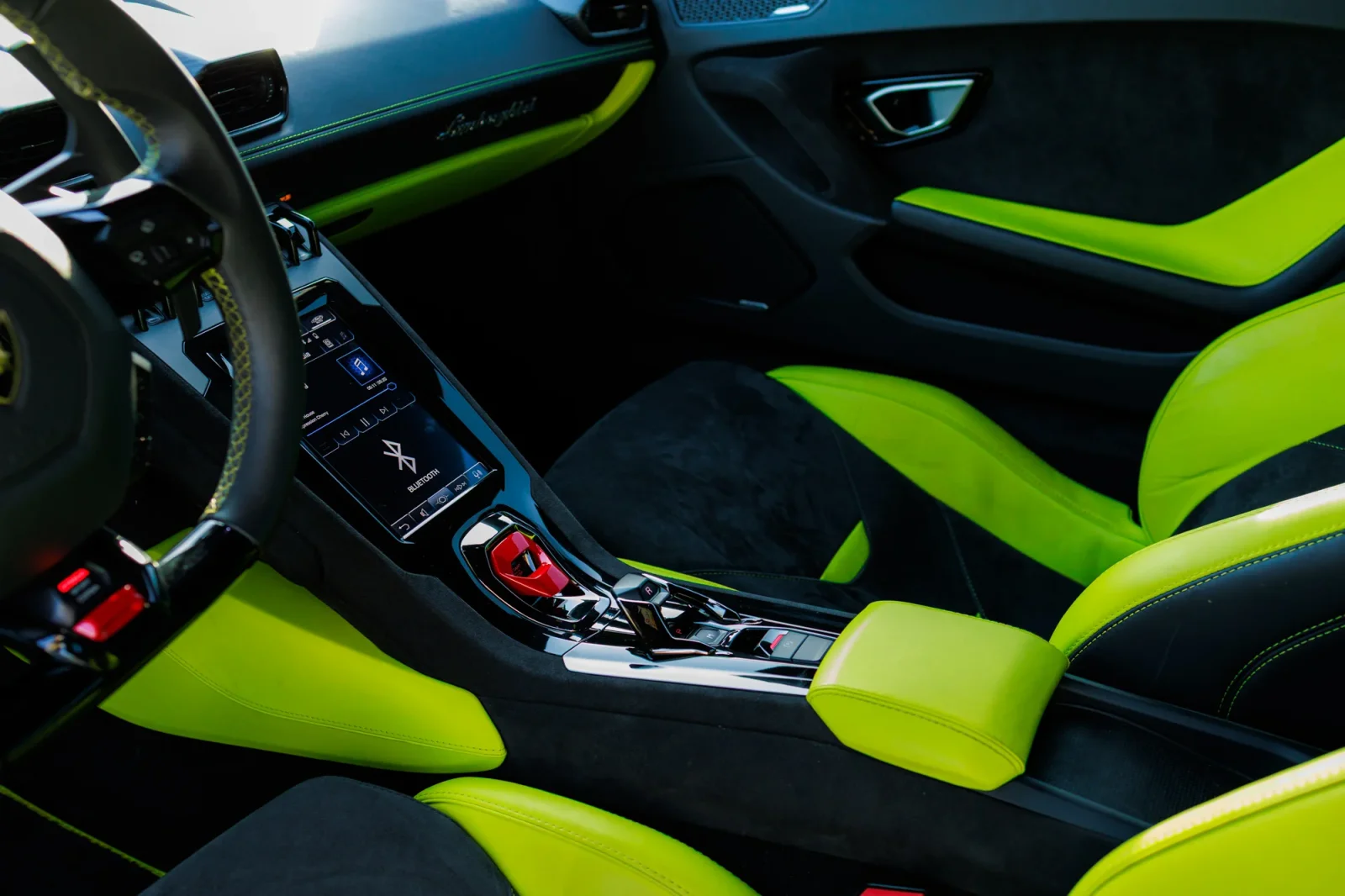 Huren Lamborghini Huracan Tecnica Groente 2023 in Abu Dhabi - 5 