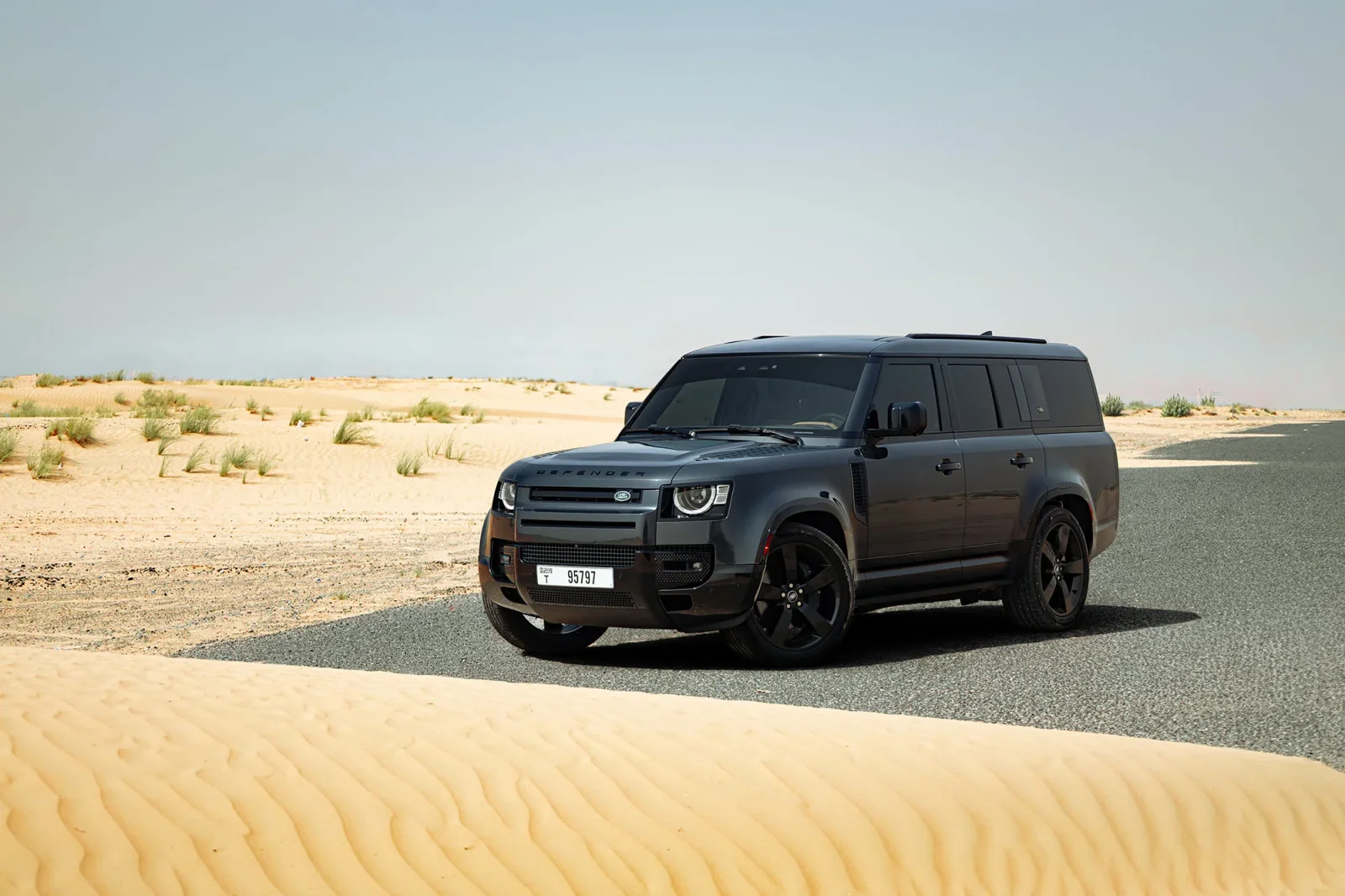 Huren Land Rover Defender 130 Grijs 2024 in Abu Dhabi - 2 