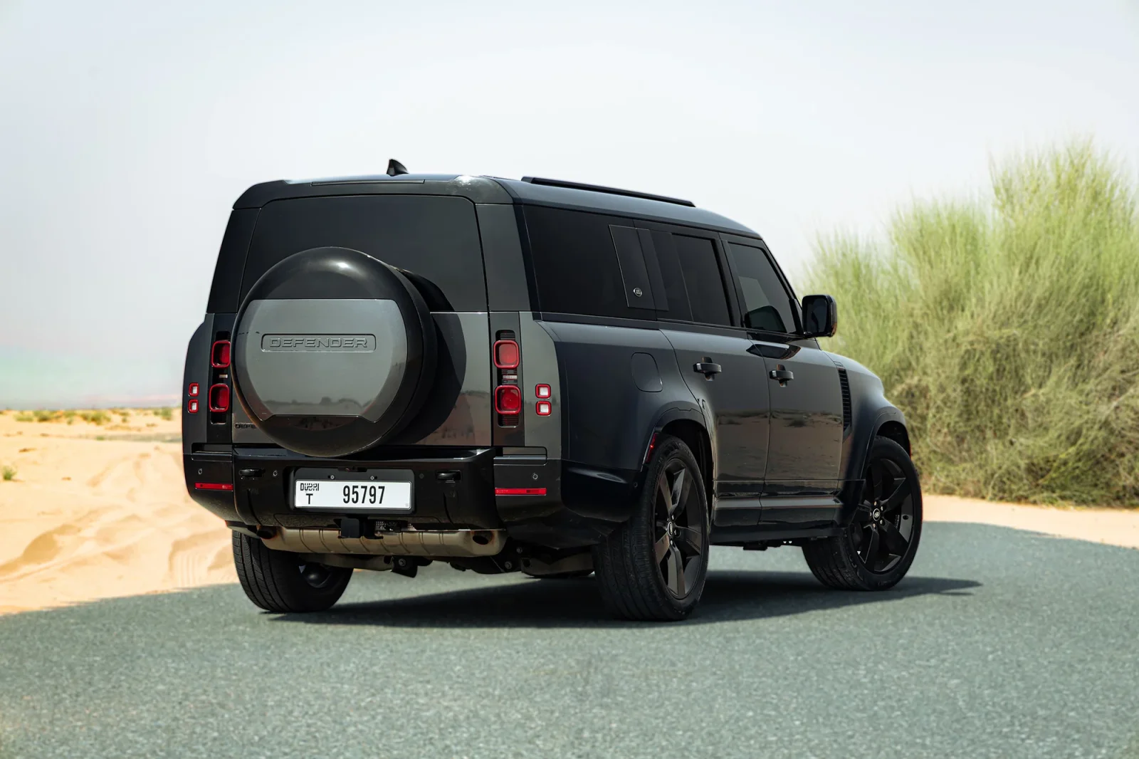 Huren Land Rover Defender 130 Grijs 2024 in Abu Dhabi - 8 