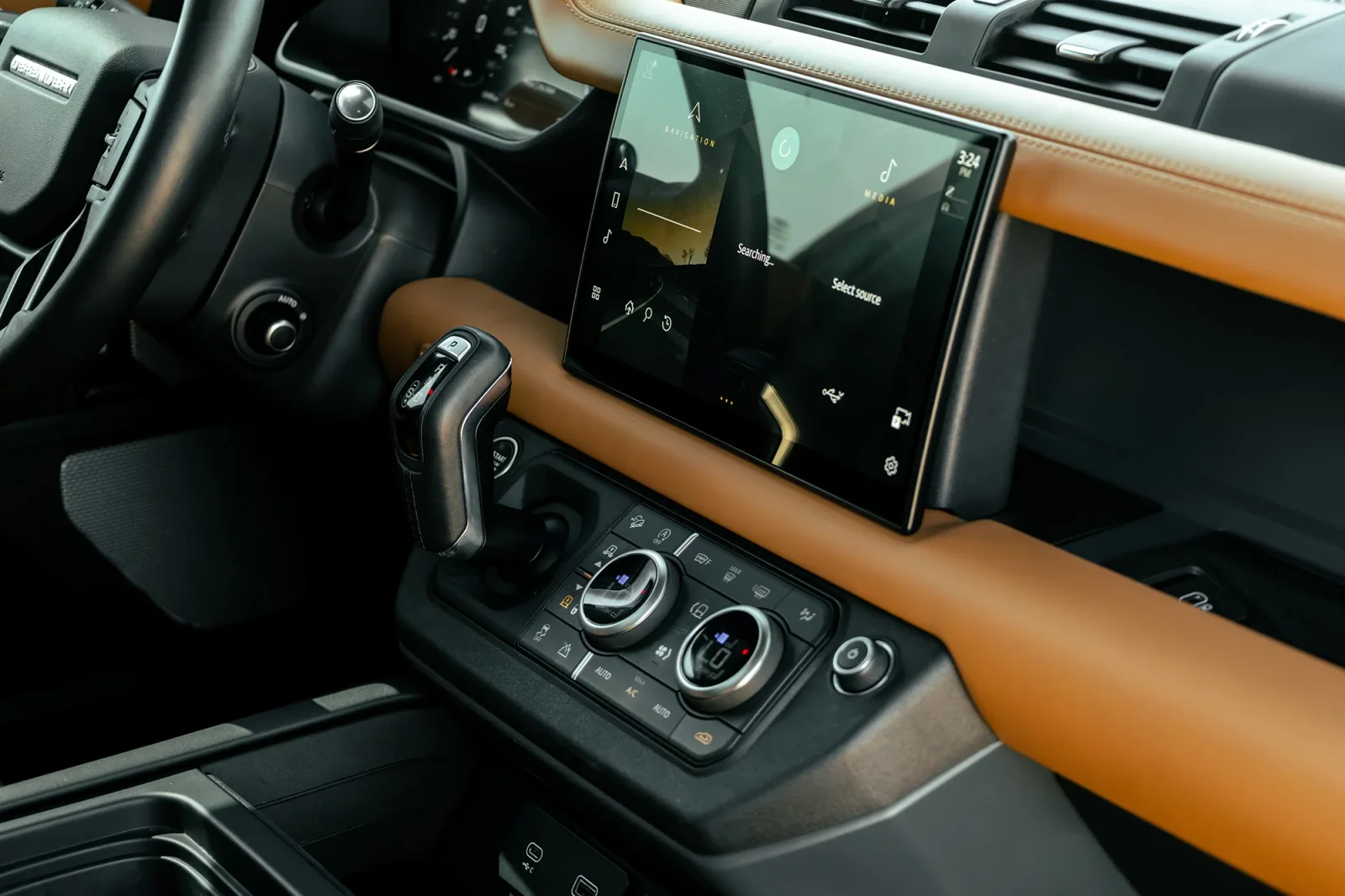 Huren Land Rover Defender 130 Grijs 2024 in Abu Dhabi - 5 