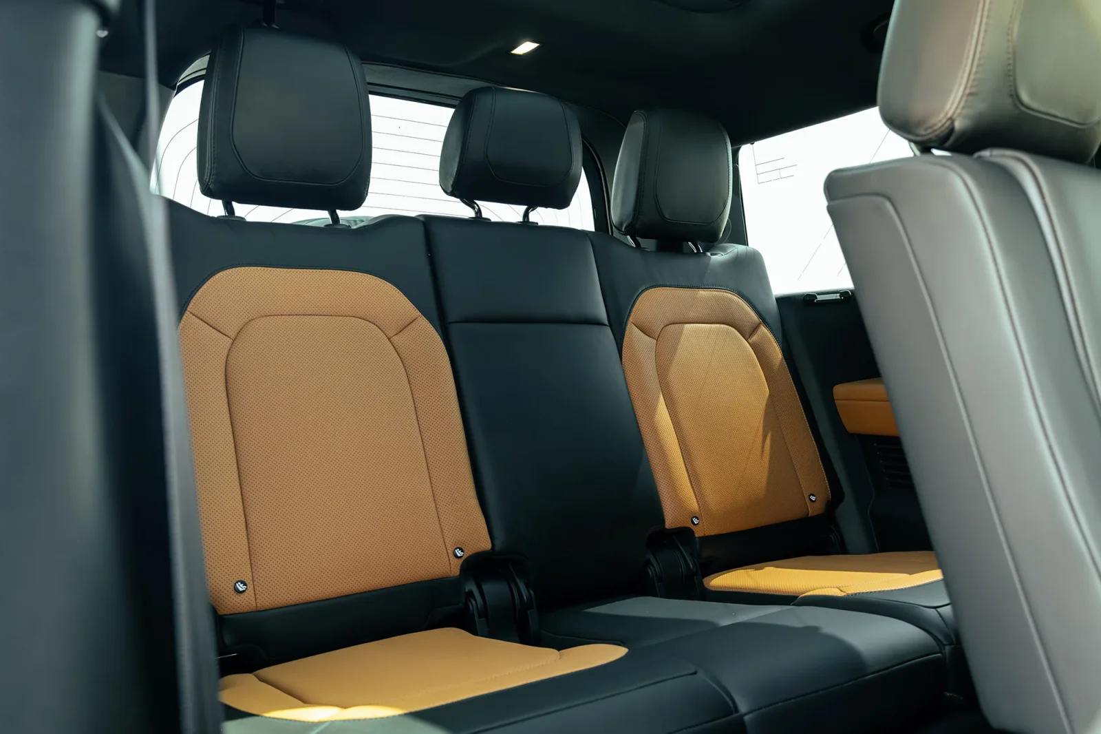 Huren Land Rover Defender 130 Grijs 2024 in Abu Dhabi - 7 