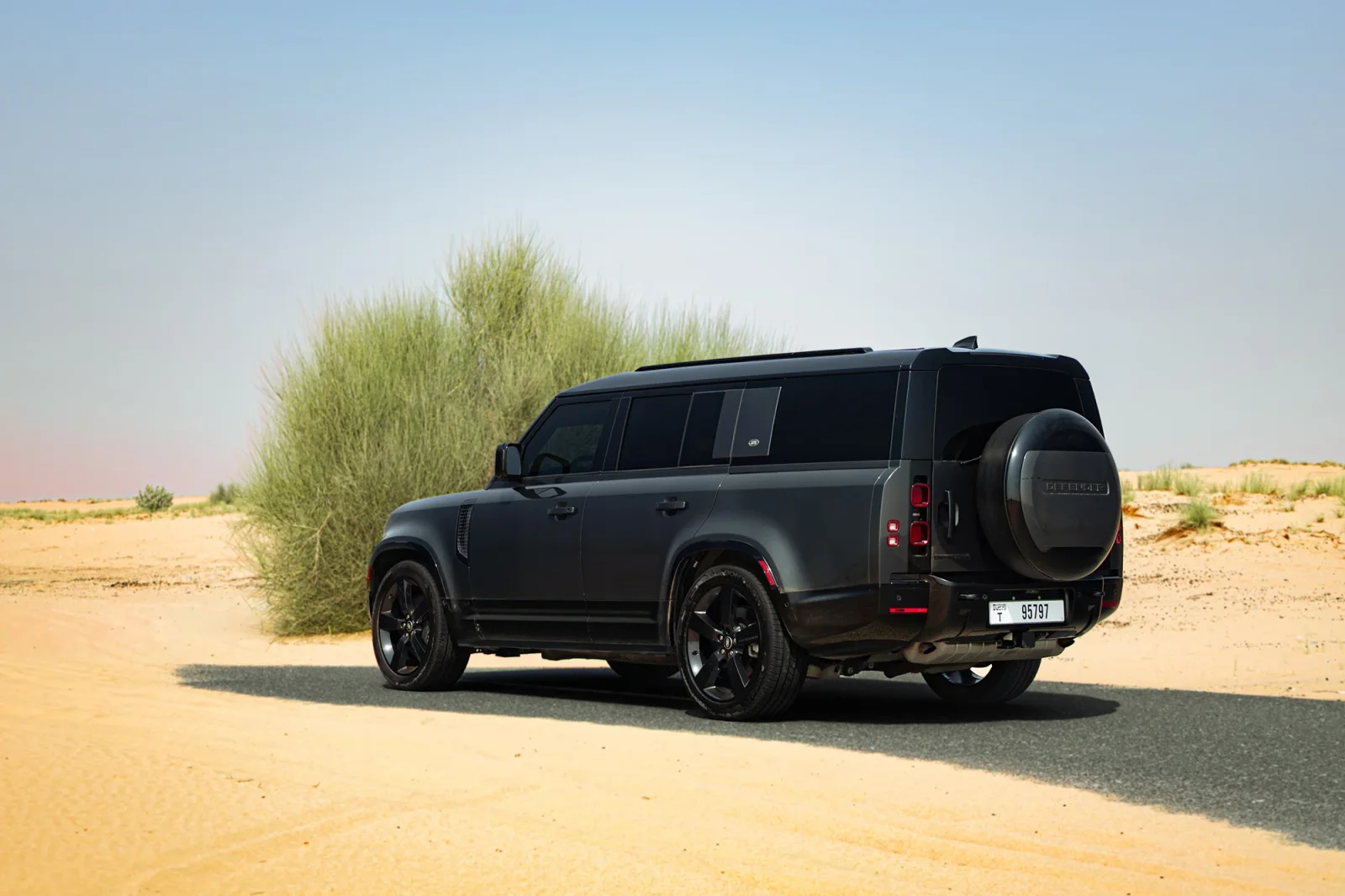 Huren Land Rover Defender 130 Grijs 2024 in Abu Dhabi - 10 