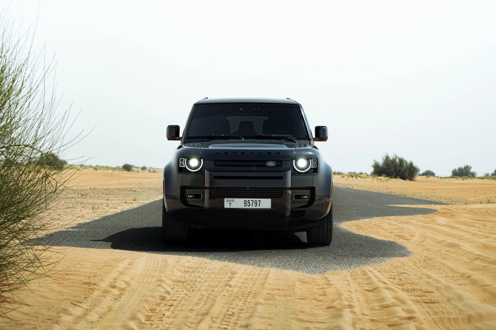 Huren Land Rover Defender 130 Grijs 2024 in Abu Dhabi - 3 