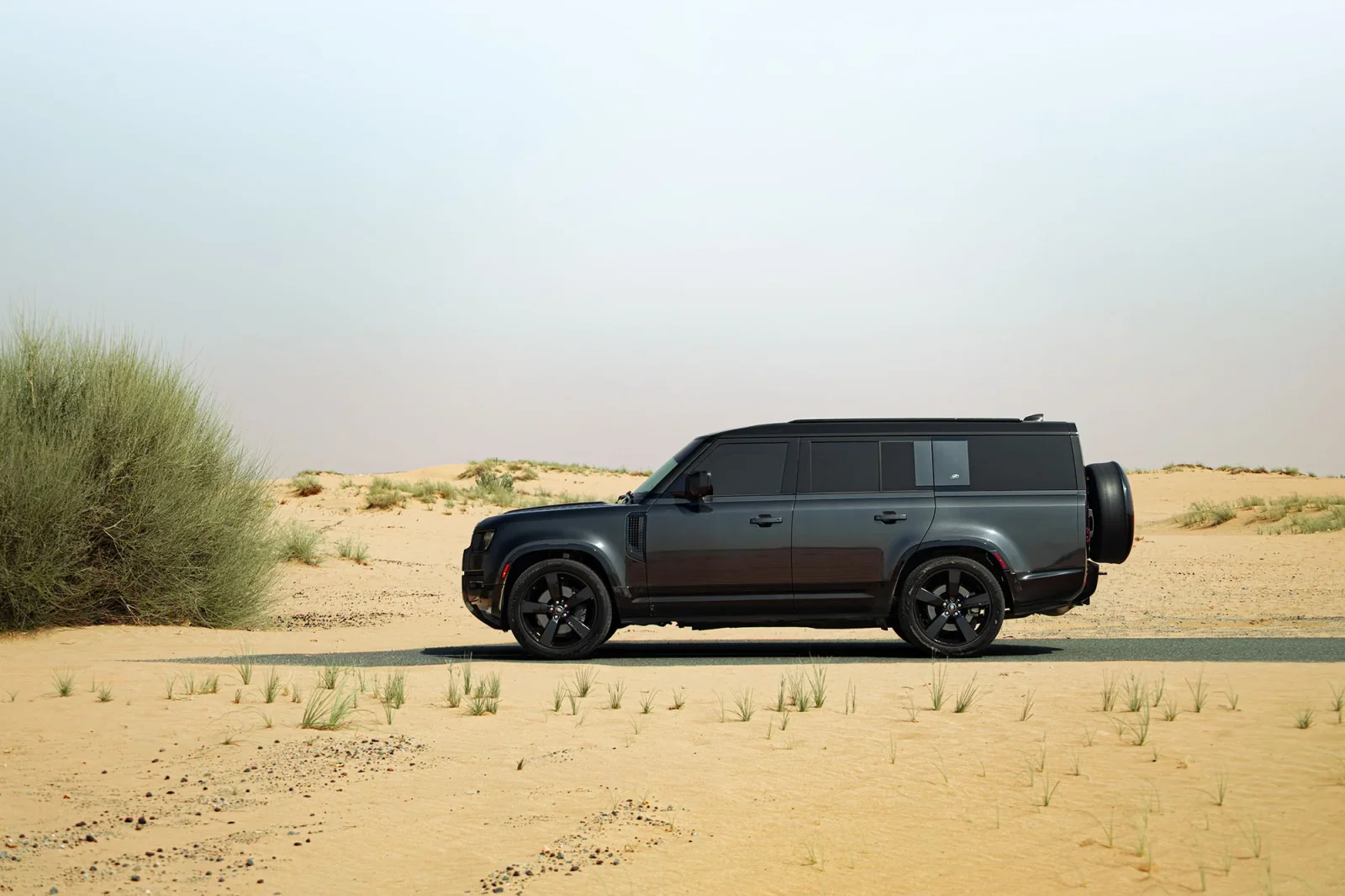 Huren Land Rover Defender 130 Grijs 2024 in Abu Dhabi - 9 