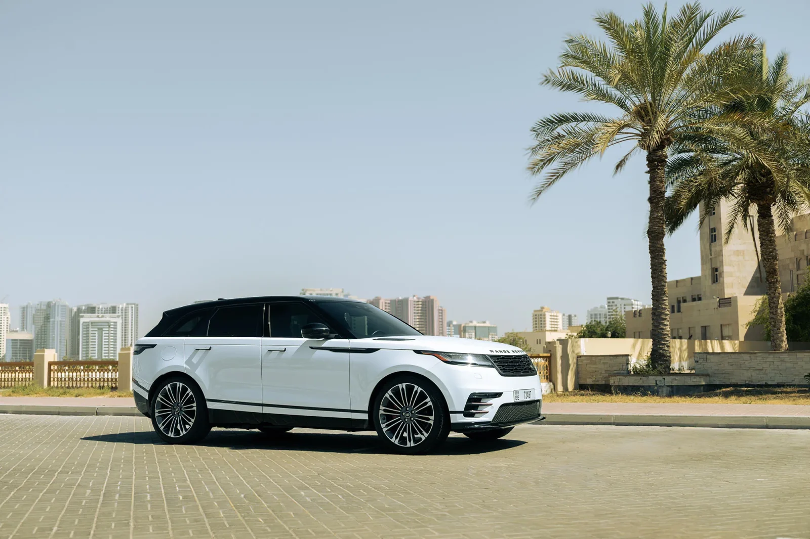 Huren Land Rover Range Rover Velar  Wit 2025 in Abu Dhabi - 12 