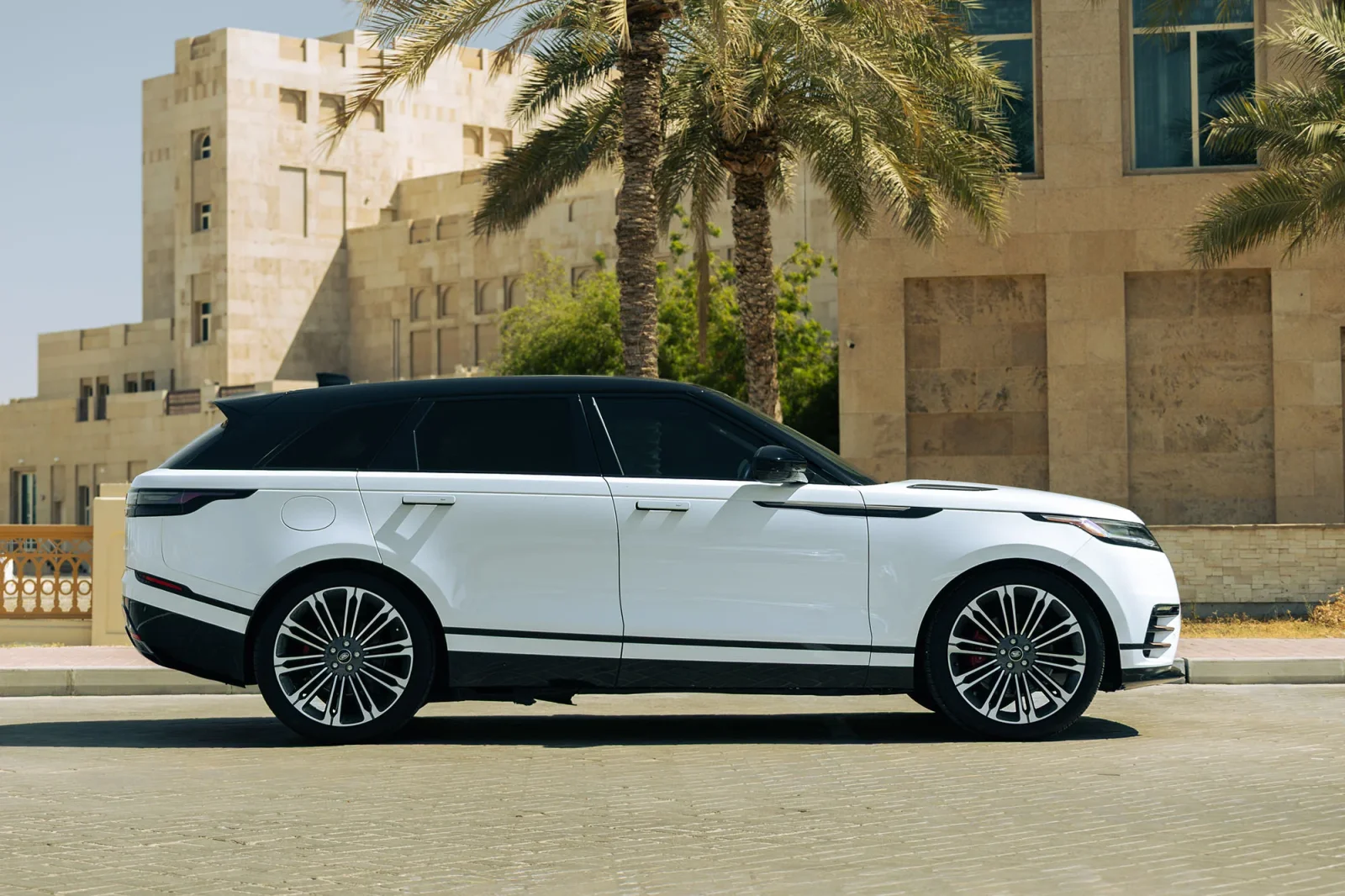 Huren Land Rover Range Rover Velar  Wit 2025 in Abu Dhabi - 13 