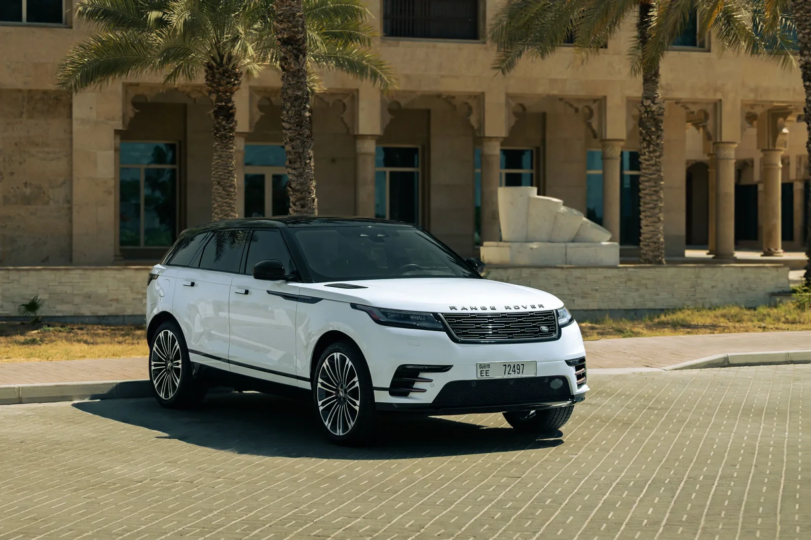 Huren Land Rover Range Rover Velar  Wit 2025 in Abu Dhabi - 8 