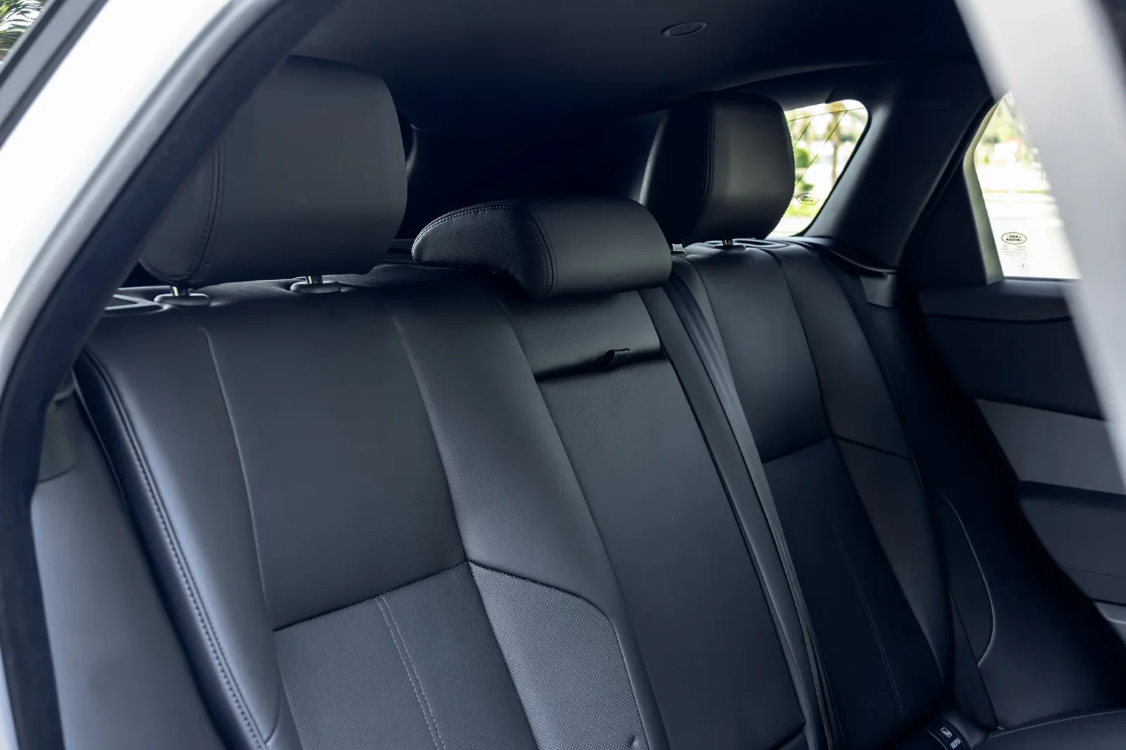 Huren Land Rover Range Rover Velar  Wit 2025 in Abu Dhabi - 16 