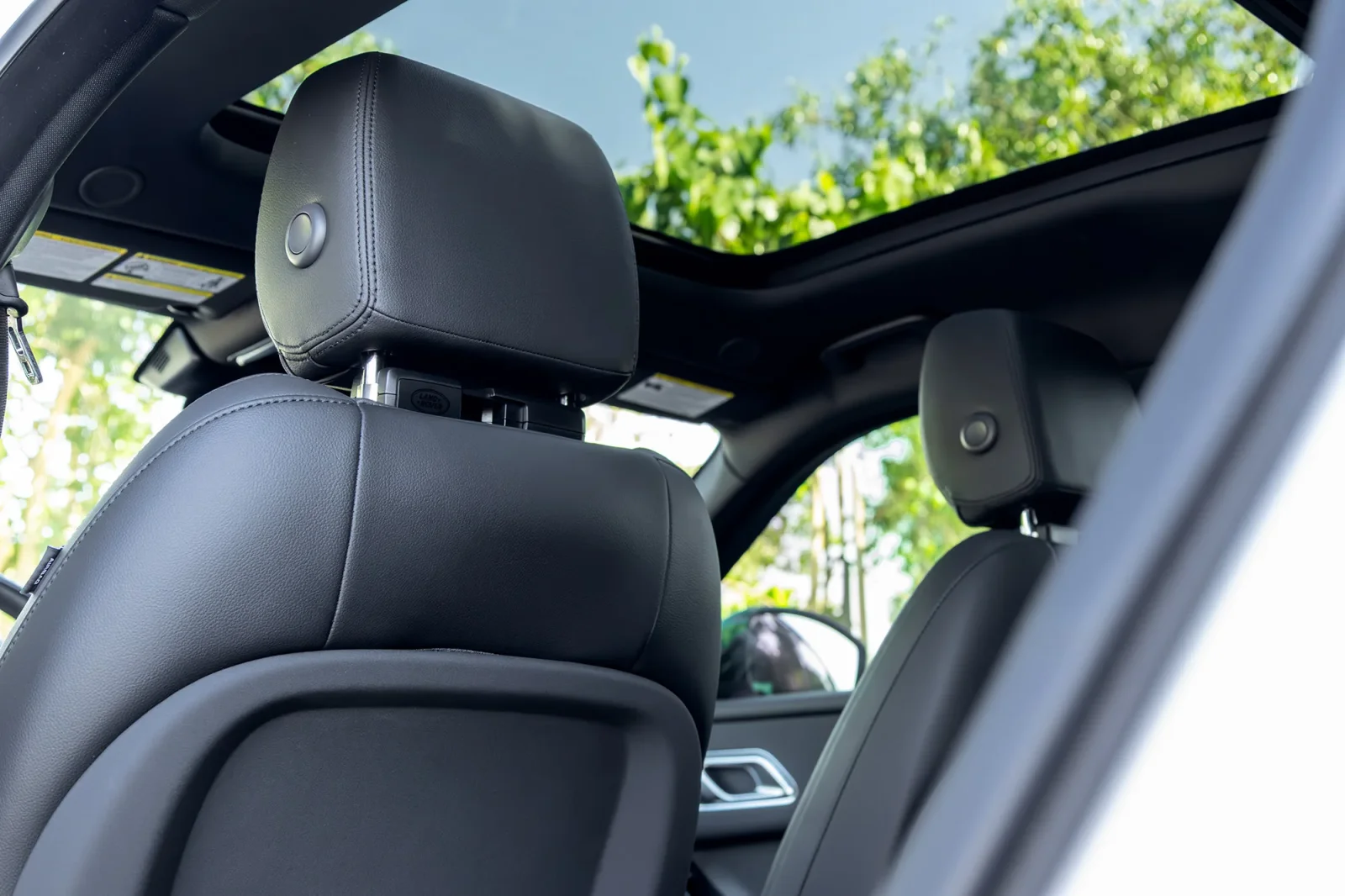 Huren Land Rover Range Rover Velar  Wit 2025 in Abu Dhabi - 15 