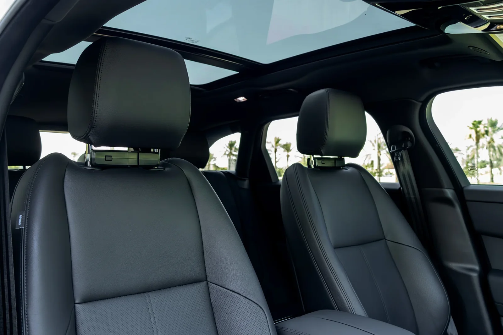 Huren Land Rover Range Rover Velar  Wit 2025 in Abu Dhabi - 6 