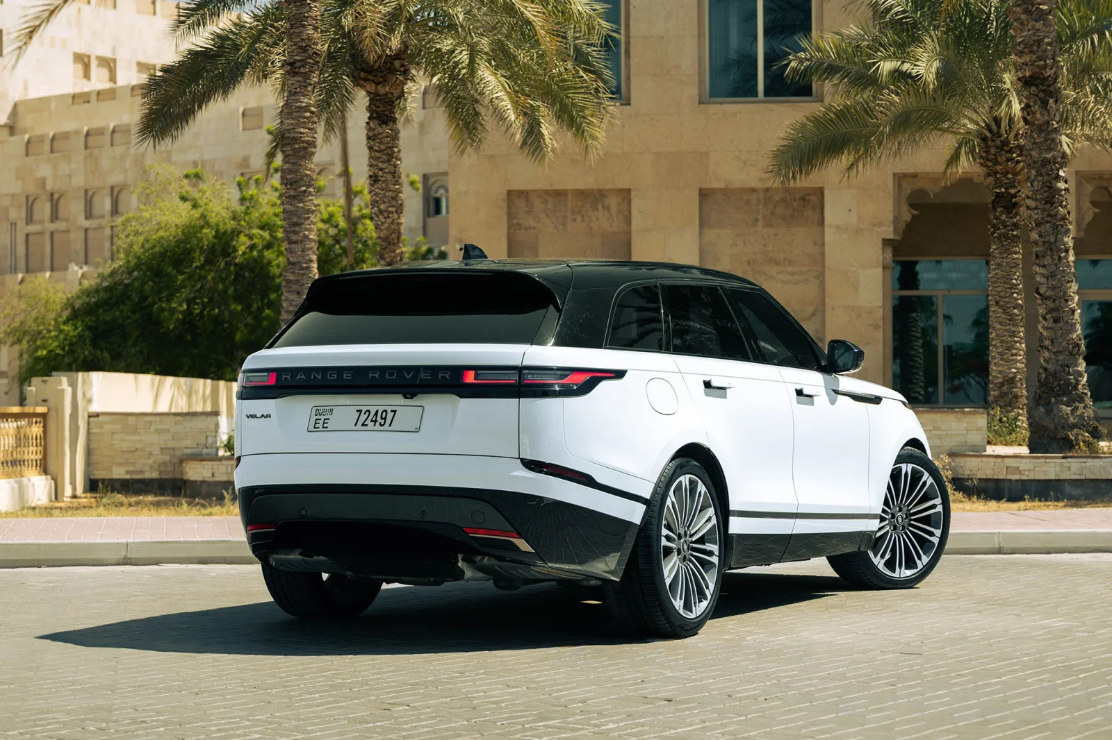 Huren Land Rover Range Rover Velar  Wit 2025 in Abu Dhabi - 3 