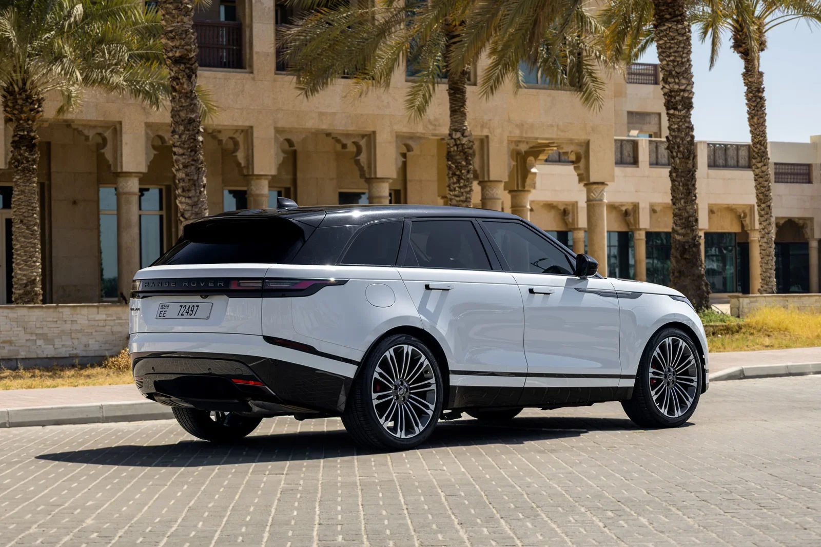 Huren Land Rover Range Rover Velar  Wit 2025 in Abu Dhabi - 11 