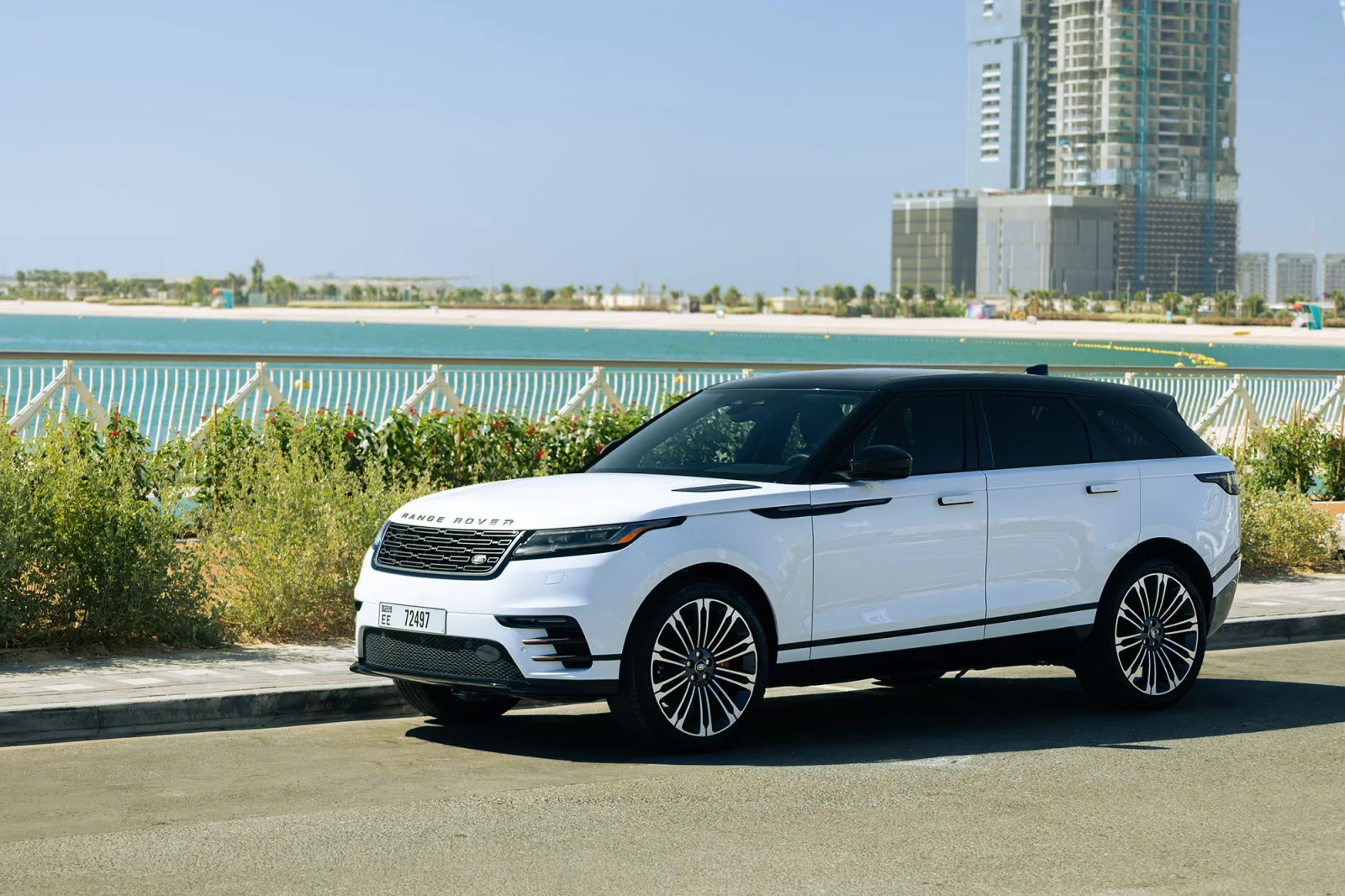 Huren Land Rover Range Rover Velar  Wit 2025 in Abu Dhabi - 2 
