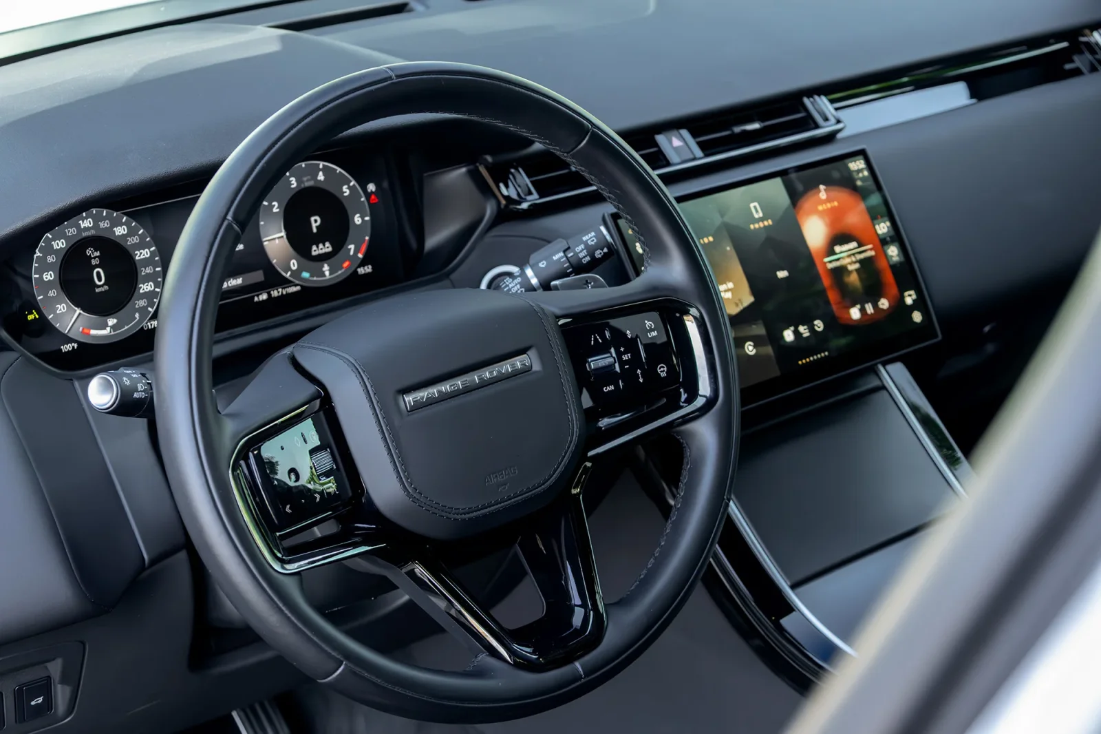 Huren Land Rover Range Rover Velar  Wit 2025 in Abu Dhabi - 4 