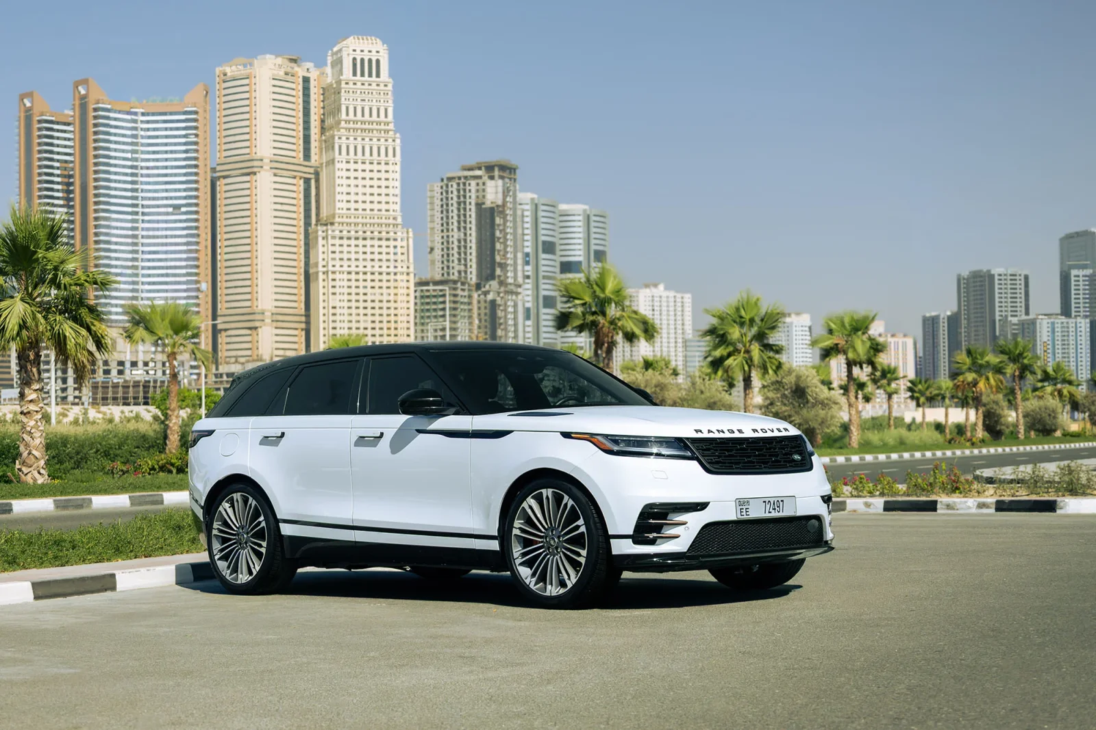 Huren Land Rover Range Rover Velar  Wit 2025 in Abu Dhabi - 10 