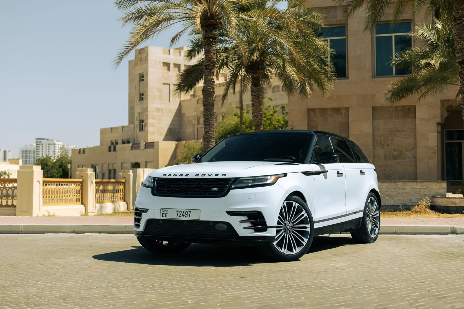 Huren Land Rover Range Rover Velar  Wit 2025 in Abu Dhabi