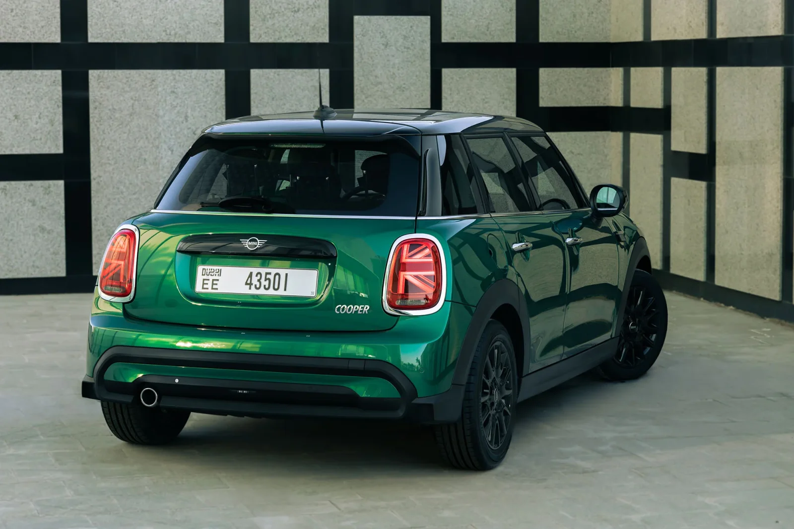Huren Mini Cooper  Groente 2024 in Abu Dhabi - 9 