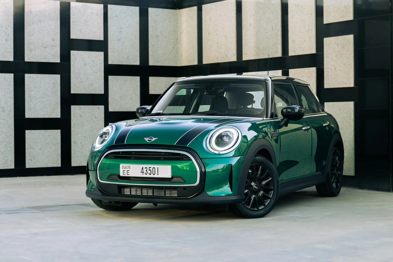 Huren Mini Cooper  Groente 2024 in Abu Dhabi - 2 