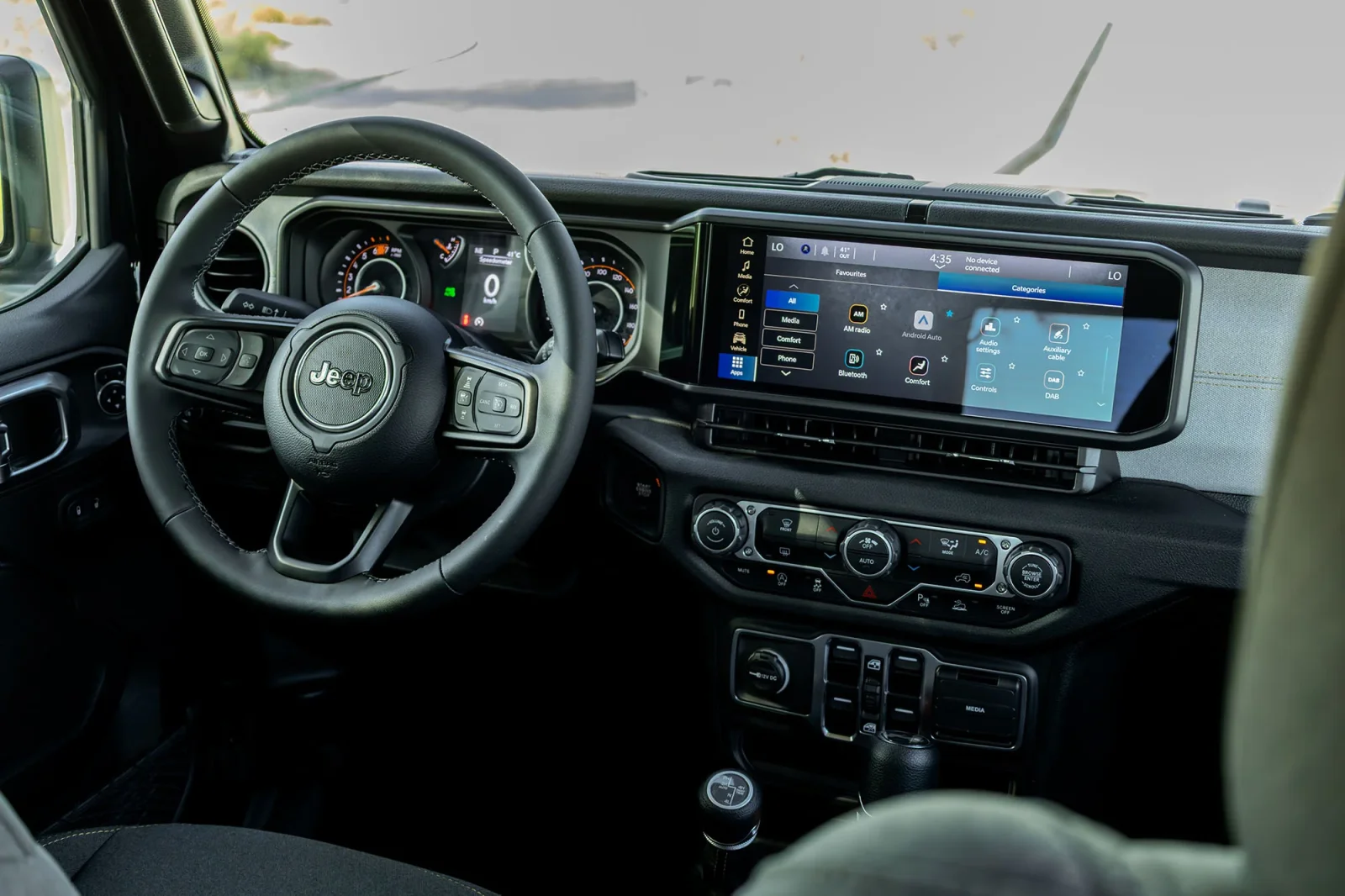 Huren Jeep Wrangler  Zwart 2025 in Abu Dhabi - 4 