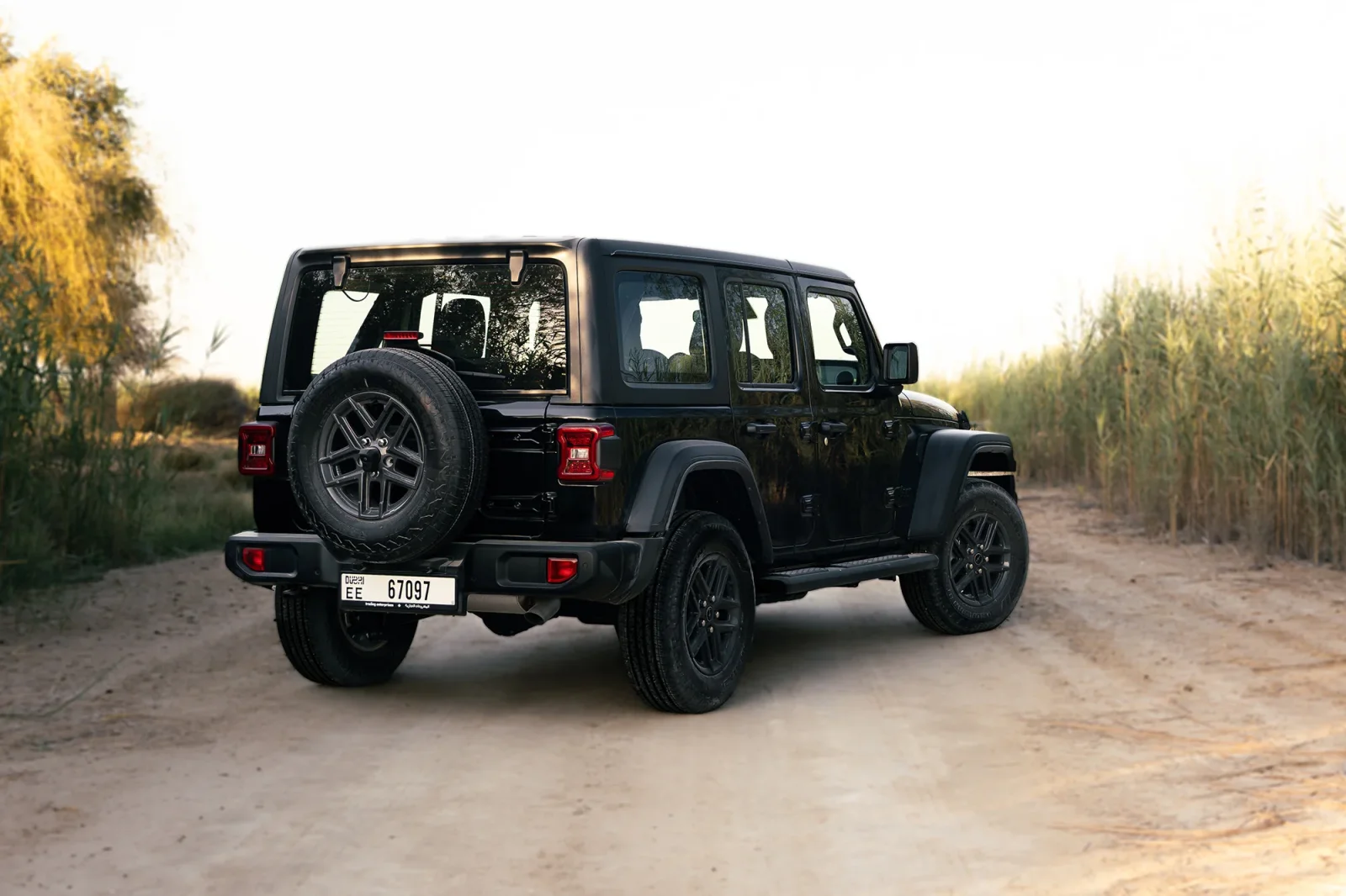 Huren Jeep Wrangler  Zwart 2025 in Abu Dhabi - 8 